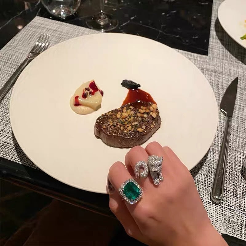 French Vintage Emerald Ring With Luxurious Temperament