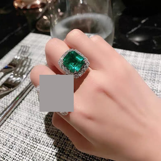 French Vintage Emerald Ring With Luxurious Temperament